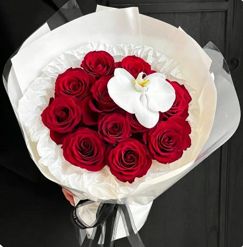 001 Red roses and Phalaenopsis orchilds
